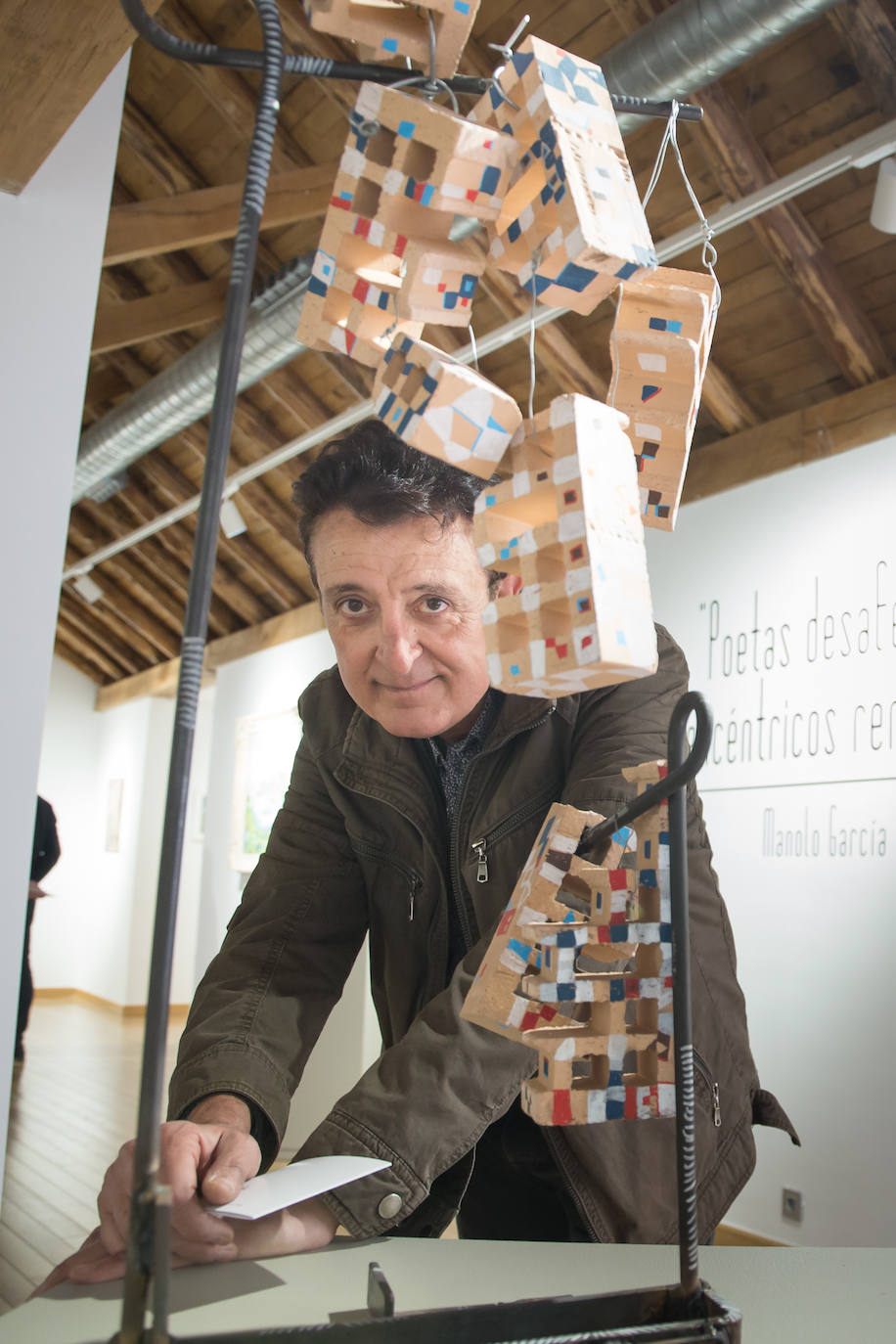 La muestra, denominada 'Poetas desafectos, excéntricos romeros', se compone de 60 piezas entre pinturas, esculturas y dibujos y se puede visitar en Armilla 