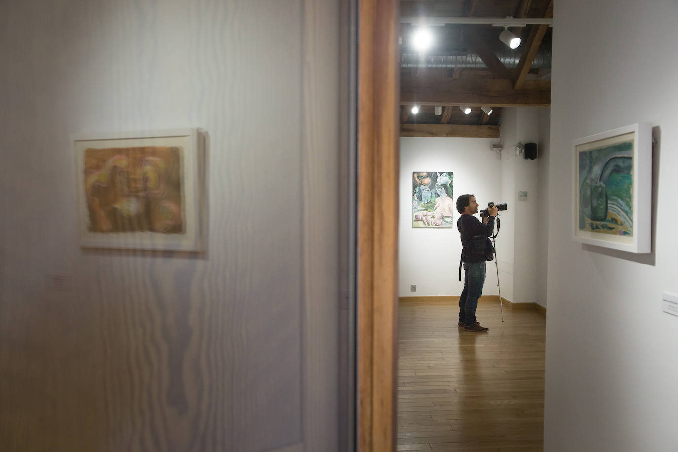 La muestra, denominada 'Poetas desafectos, excéntricos romeros', se compone de 60 piezas entre pinturas, esculturas y dibujos y se puede visitar en Armilla 