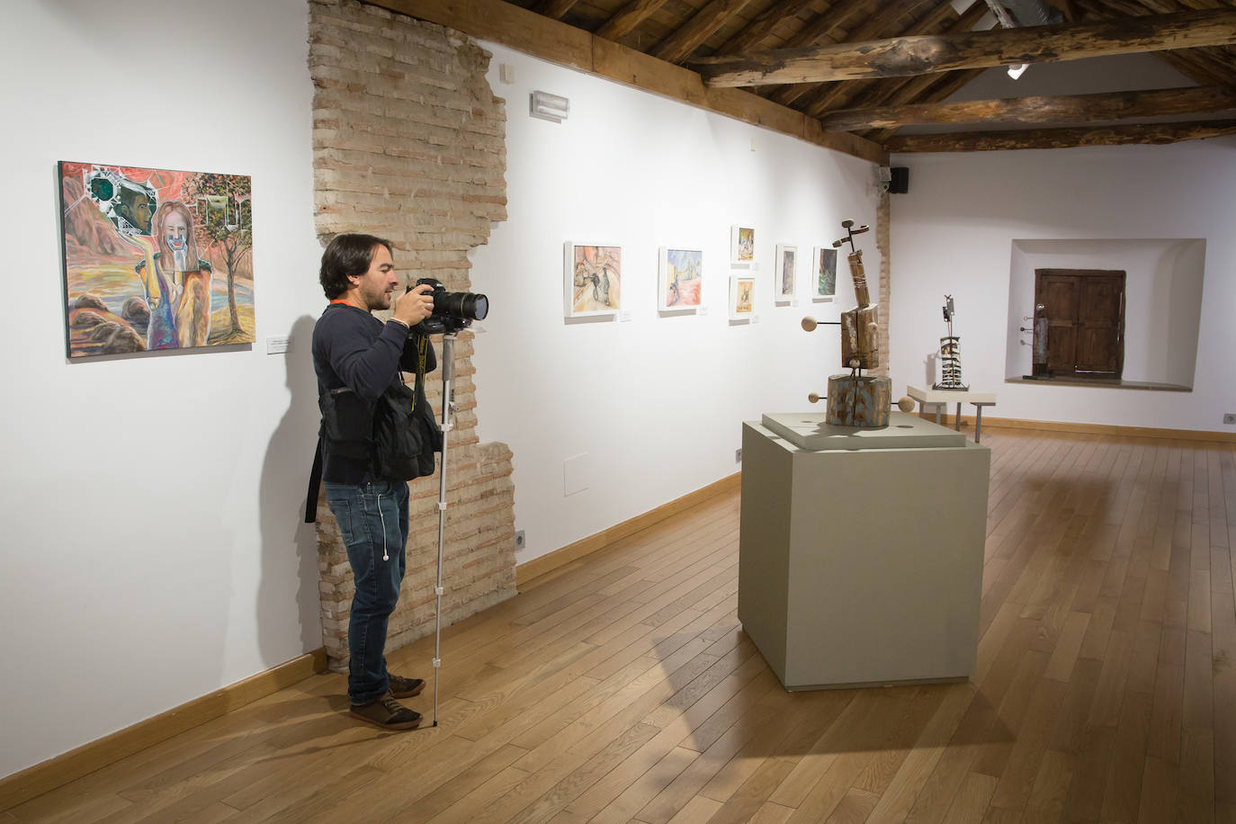 La muestra, denominada 'Poetas desafectos, excéntricos romeros', se compone de 60 piezas entre pinturas, esculturas y dibujos y se puede visitar en Armilla 