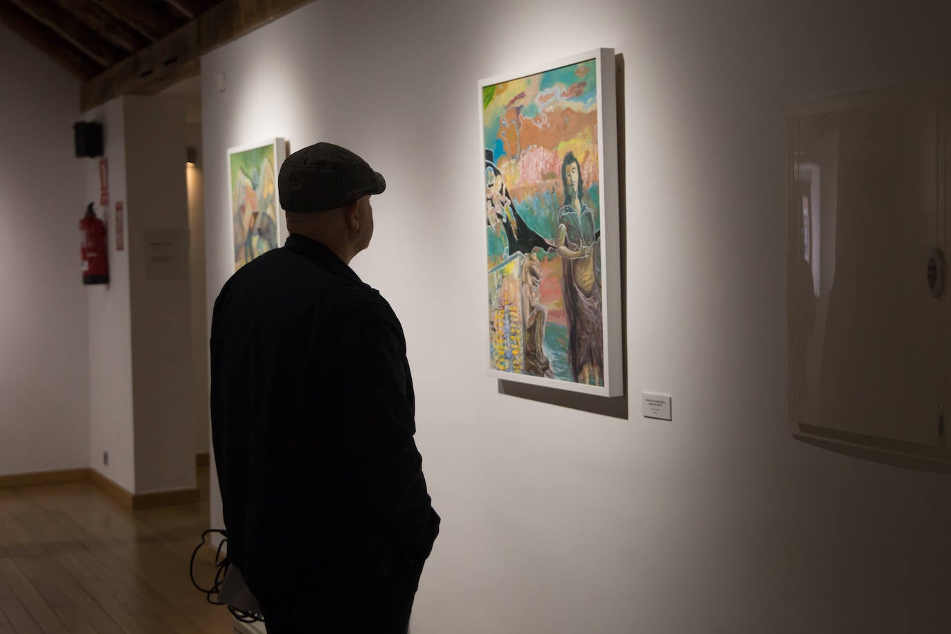 La muestra, denominada 'Poetas desafectos, excéntricos romeros', se compone de 60 piezas entre pinturas, esculturas y dibujos y se puede visitar en Armilla 