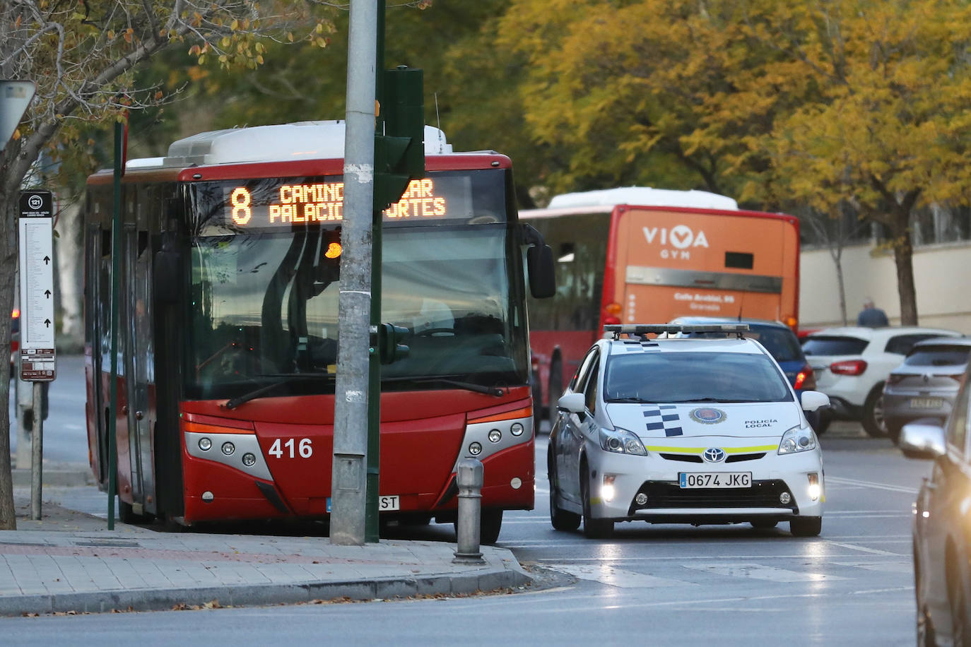 Los acababan de comprar en un establecimiento de la zona y estaban dispuestos a lanzárselos a los autobuses