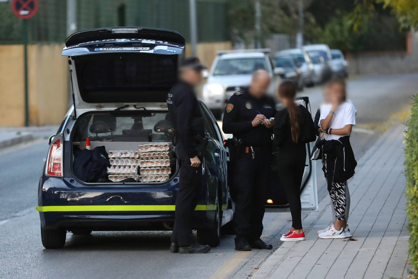 Los acababan de comprar en un establecimiento de la zona y estaban dispuestos a lanzárselos a los autobuses