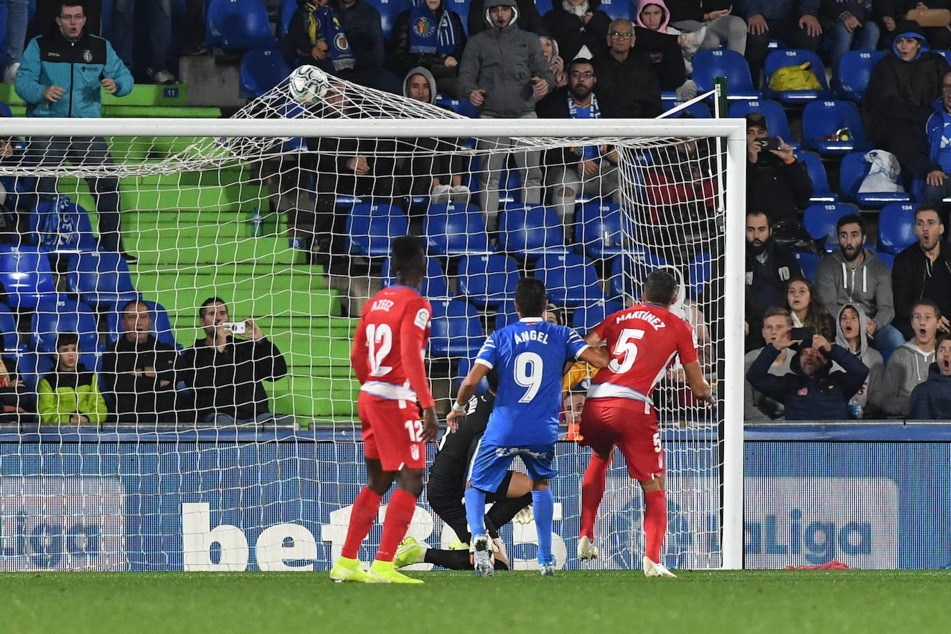 Las mejores instantáneas del choque en el Coliseum Alfonso Pérez