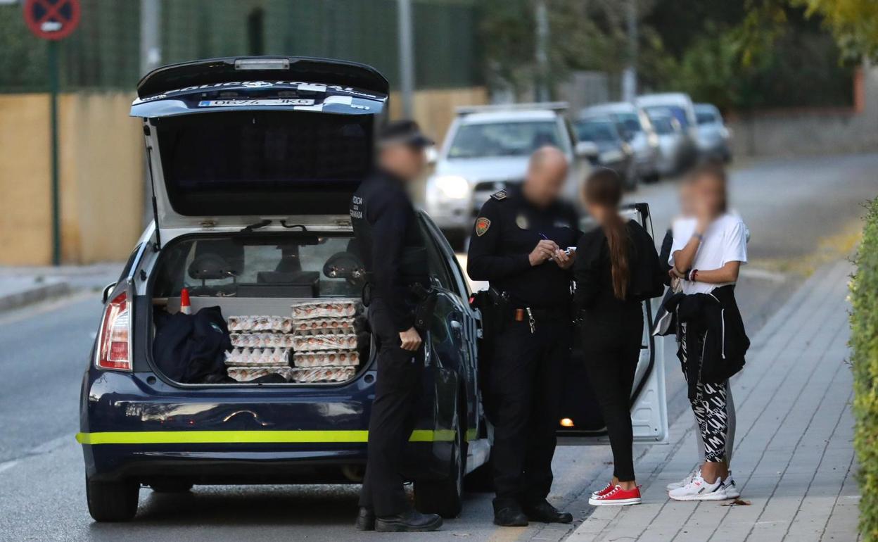 La Policía requisa un total de 700 huevos en el barrio de Cartuja de Granada a varios menores