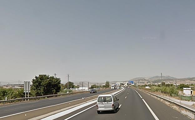 Provoca un accidente en la Circunvalación de Granada, deja un un herido grave y huye en sentido contrario