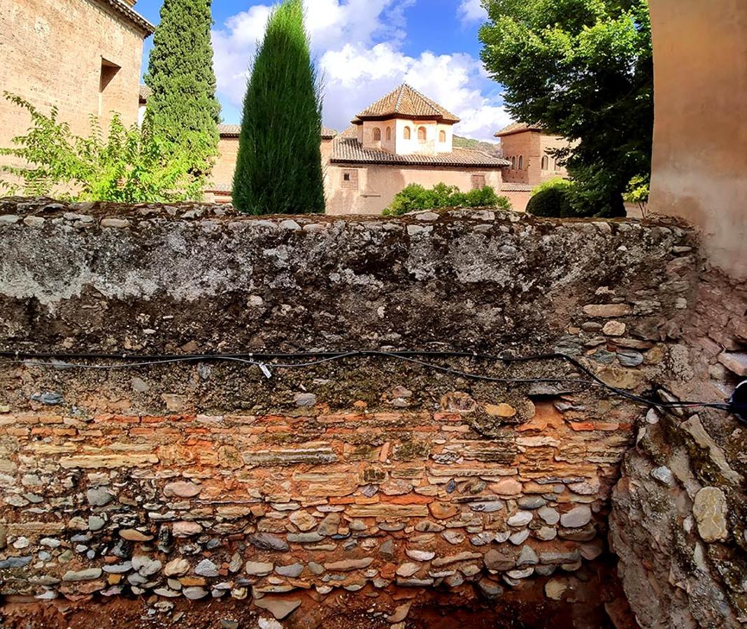 Macabrillas en los muros que separan la iglesia de Santa María de la Alhambra del lugar donde se encontraba la Rauda Real, el cementerio de los sultanes. 