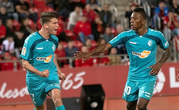 Estupiñan celebra el gol marcado por Marc Cardona, que igualó el inicial de Lago Junior. 