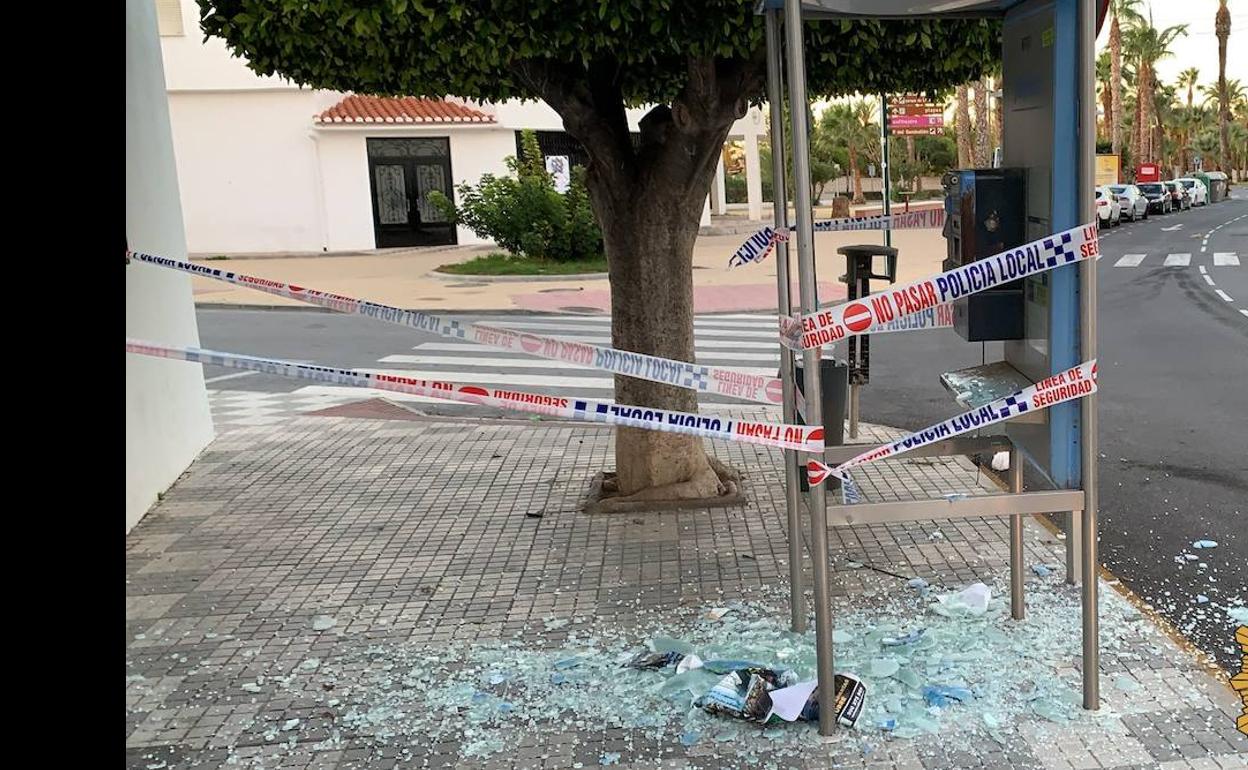 Vandalismo en Haloween: ¡Grupos de jóvenes destrozan el mobiliario urbano de Salobreña