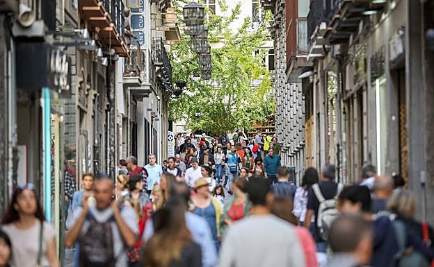 Las tiendas de la calle Zacatín recibieron cientos de visitas entre turistas y granadinos.