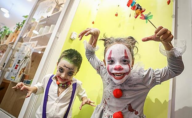 Imagen principal - Los más pequeños fueron los que más disfrutaron de Halloween.