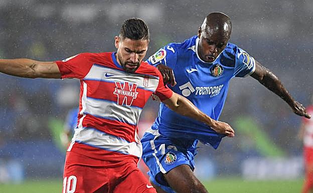 Puertas, que salió al terreno en la segunda parte, forcejea con el exrojiblanco Nyom. 