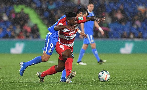 Yan Eteki cae derribado ante una presión del insistente Ángel. 