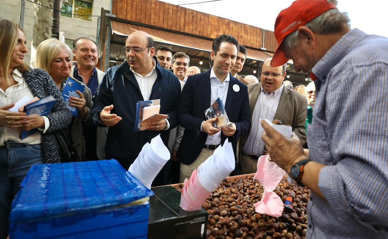 Teodoro García Egea, segundo por la derecha, junto a políticos granadinos. 