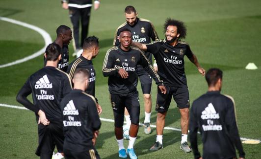 Marcelo bromea con Vinicius durante el entrenamiento de este viernes en Valdebebas. 