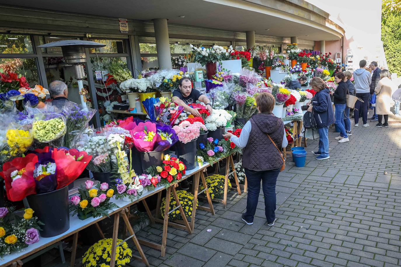 Miles de granadinos han subido hasta el camposanto de la colina de Granada para recordar a sus seres queridos 