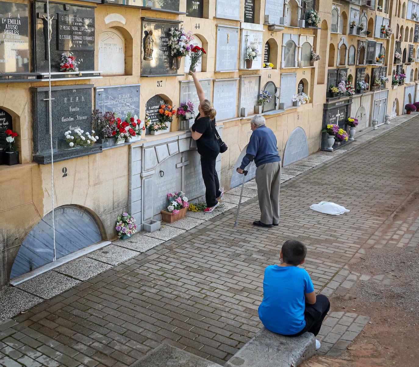 Miles de granadinos han subido hasta el camposanto de la colina de Granada para recordar a sus seres queridos 