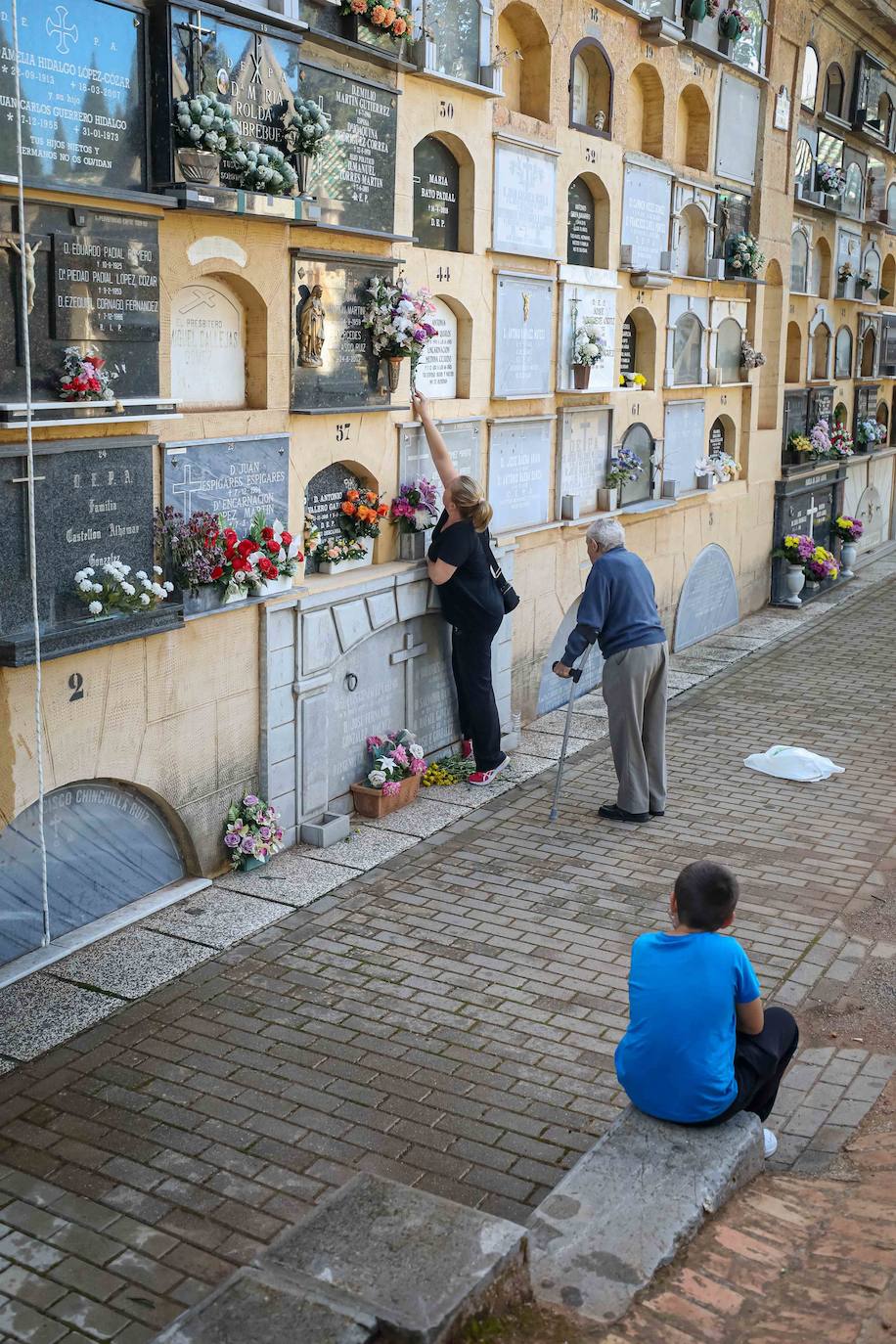 Miles de granadinos han subido hasta el camposanto de la colina de Granada para recordar a sus seres queridos 