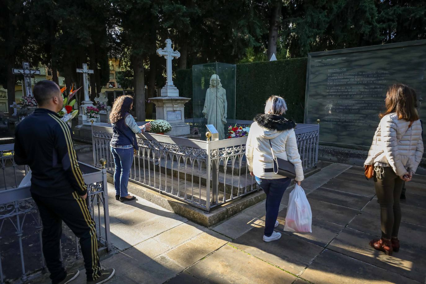 Miles de granadinos han subido hasta el camposanto de la colina de Granada para recordar a sus seres queridos 