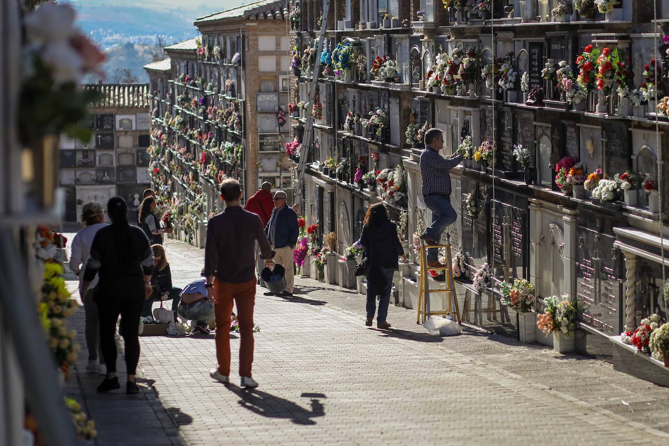 Miles de granadinos han subido hasta el camposanto de la colina de Granada para recordar a sus seres queridos 