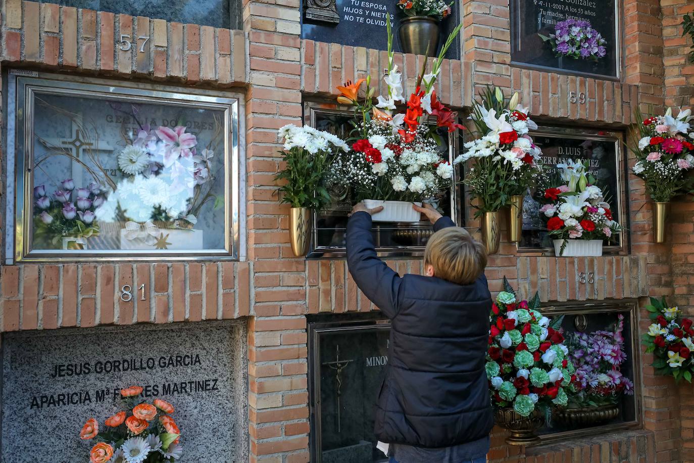 Miles de granadinos han subido hasta el camposanto de la colina de Granada para recordar a sus seres queridos 