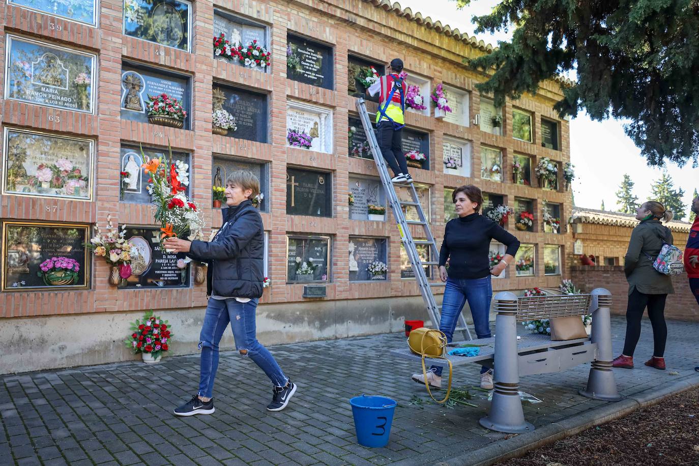 Miles de granadinos han subido hasta el camposanto de la colina de Granada para recordar a sus seres queridos 