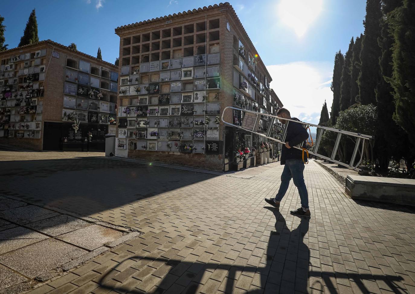 Miles de granadinos han subido hasta el camposanto de la colina de Granada para recordar a sus seres queridos 