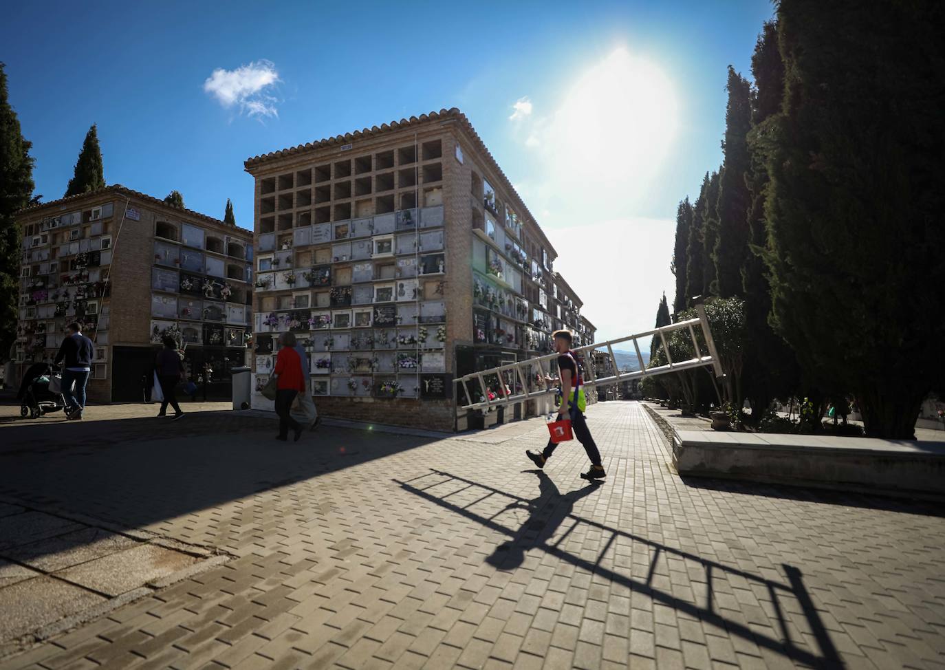 Miles de granadinos han subido hasta el camposanto de la colina de Granada para recordar a sus seres queridos 