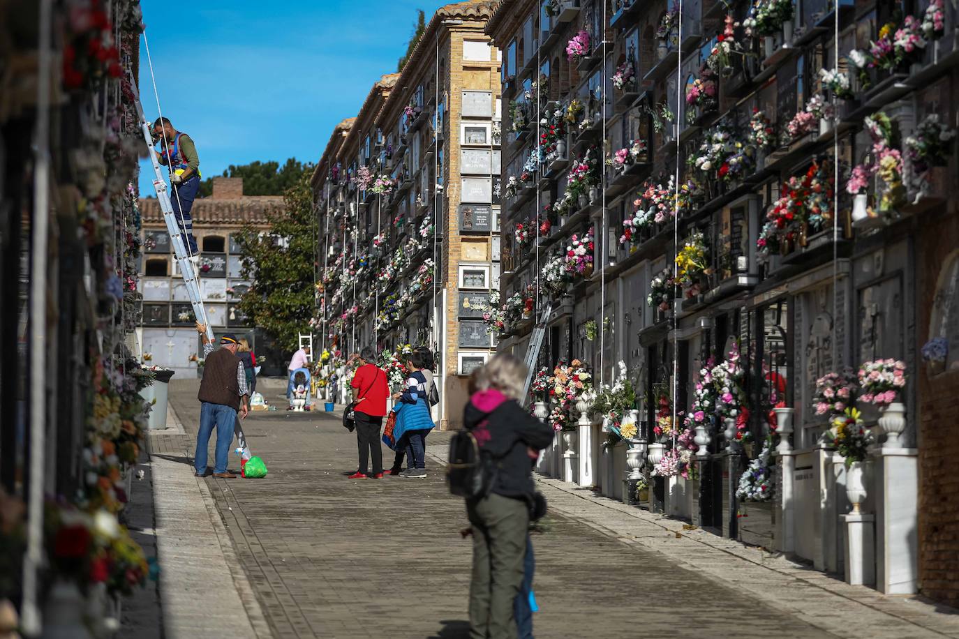 Miles de granadinos han subido hasta el camposanto de la colina de Granada para recordar a sus seres queridos 