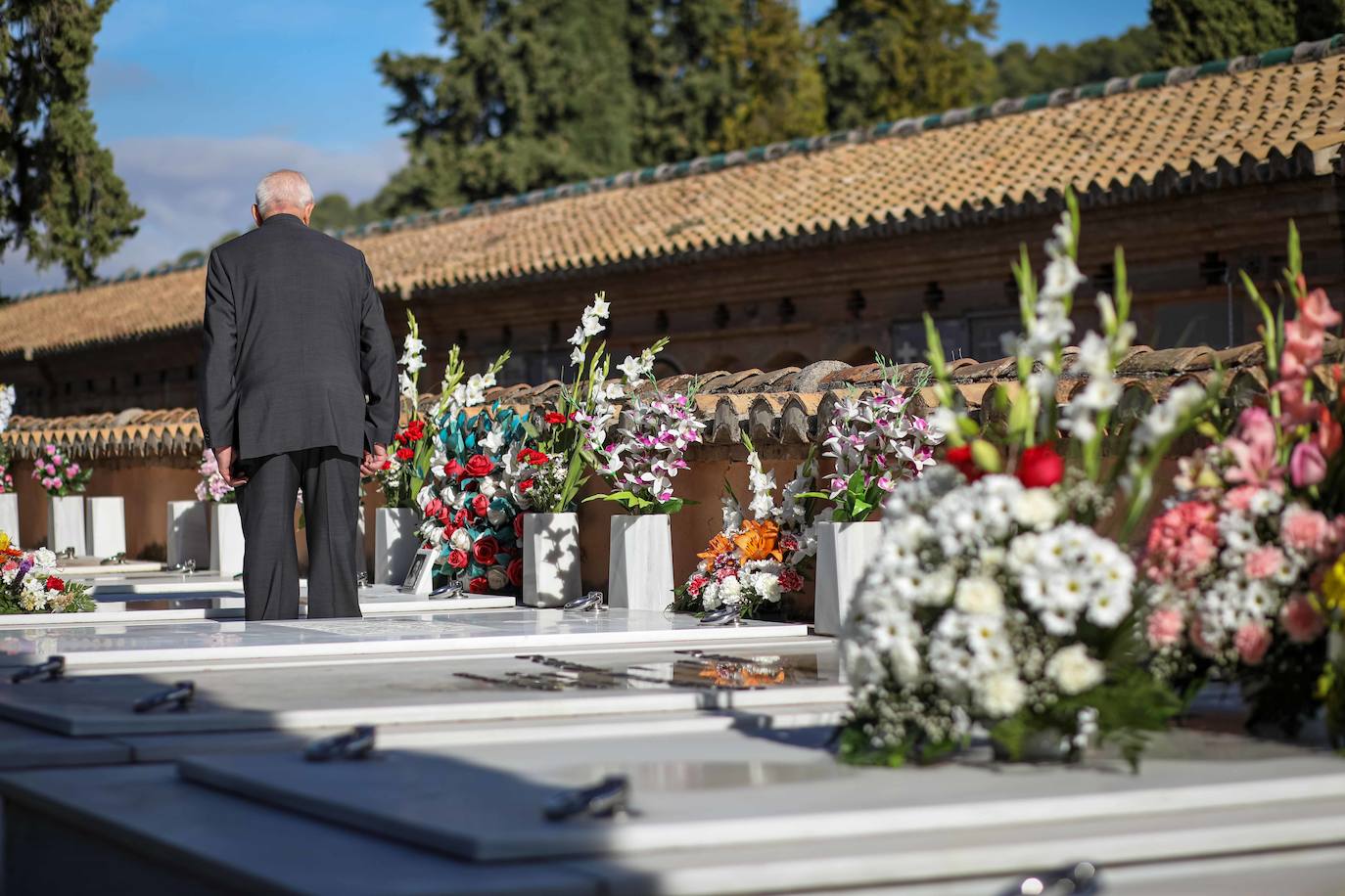 Miles de granadinos han subido hasta el camposanto de la colina de Granada para recordar a sus seres queridos 