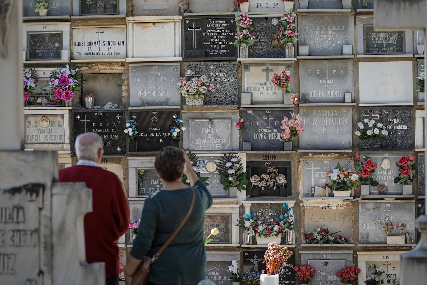 Miles de granadinos han subido hasta el camposanto de la colina de Granada para recordar a sus seres queridos 