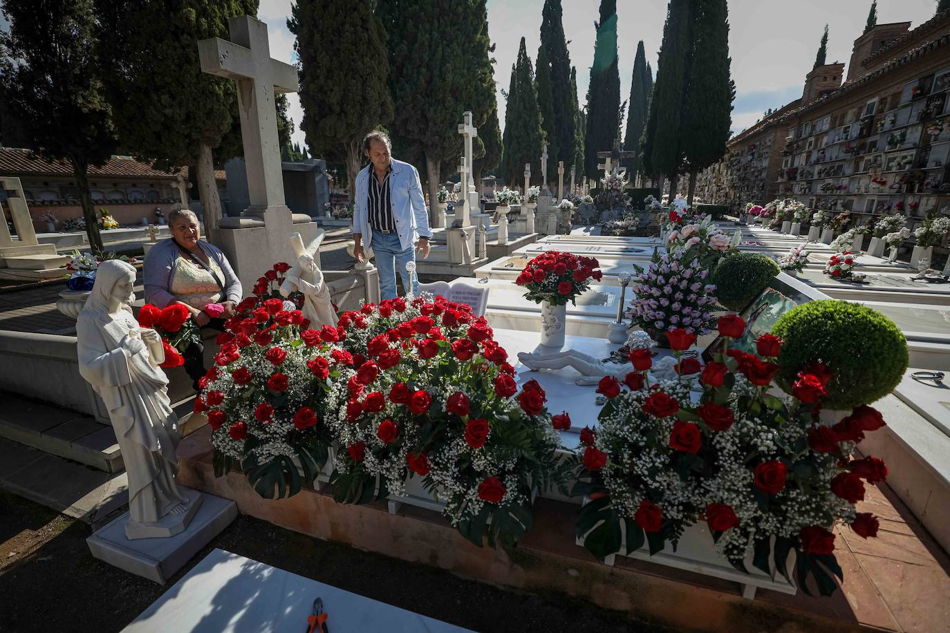 Miles de granadinos han subido hasta el camposanto de la colina de Granada para recordar a sus seres queridos 