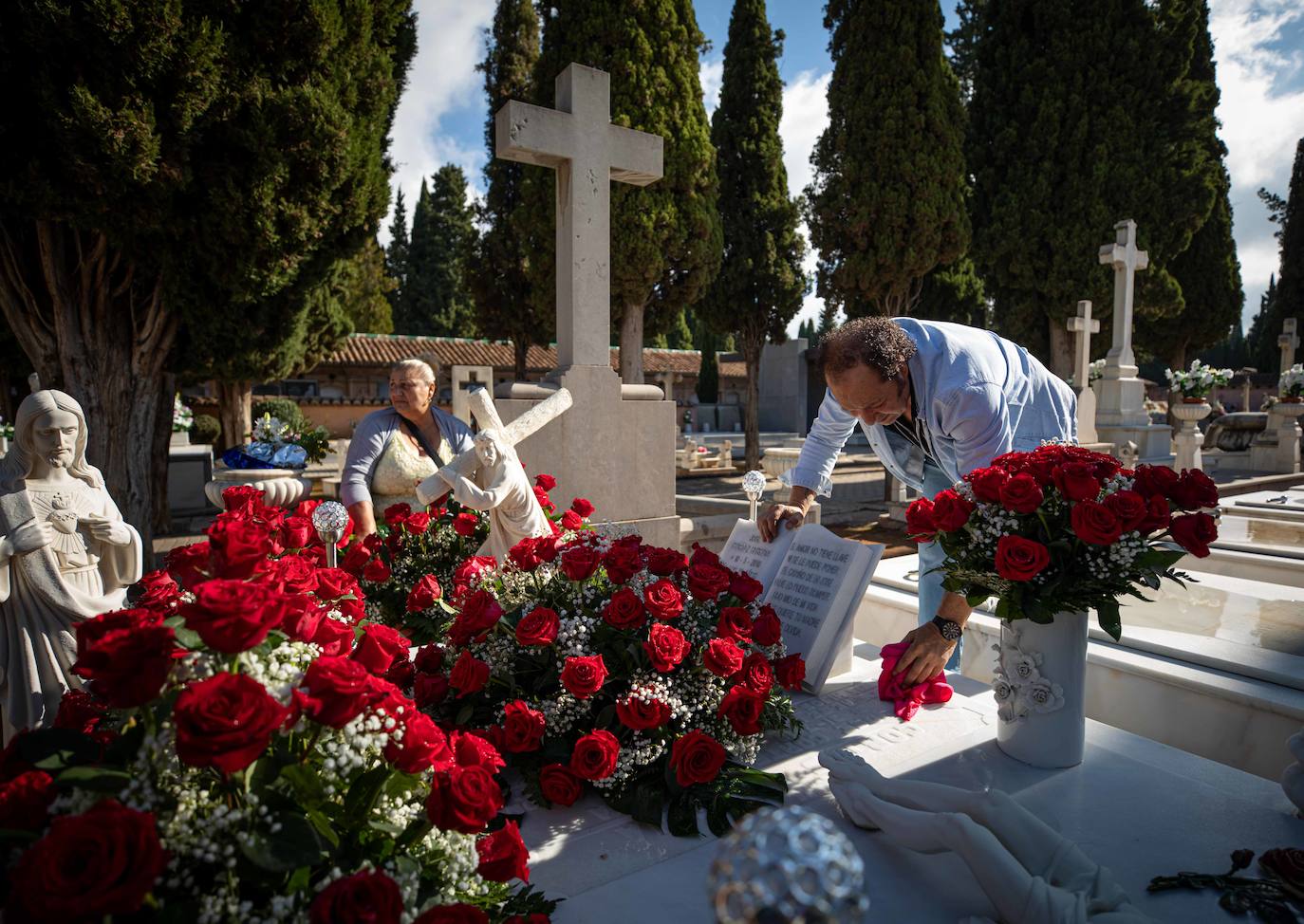 Miles de granadinos han subido hasta el camposanto de la colina de Granada para recordar a sus seres queridos 