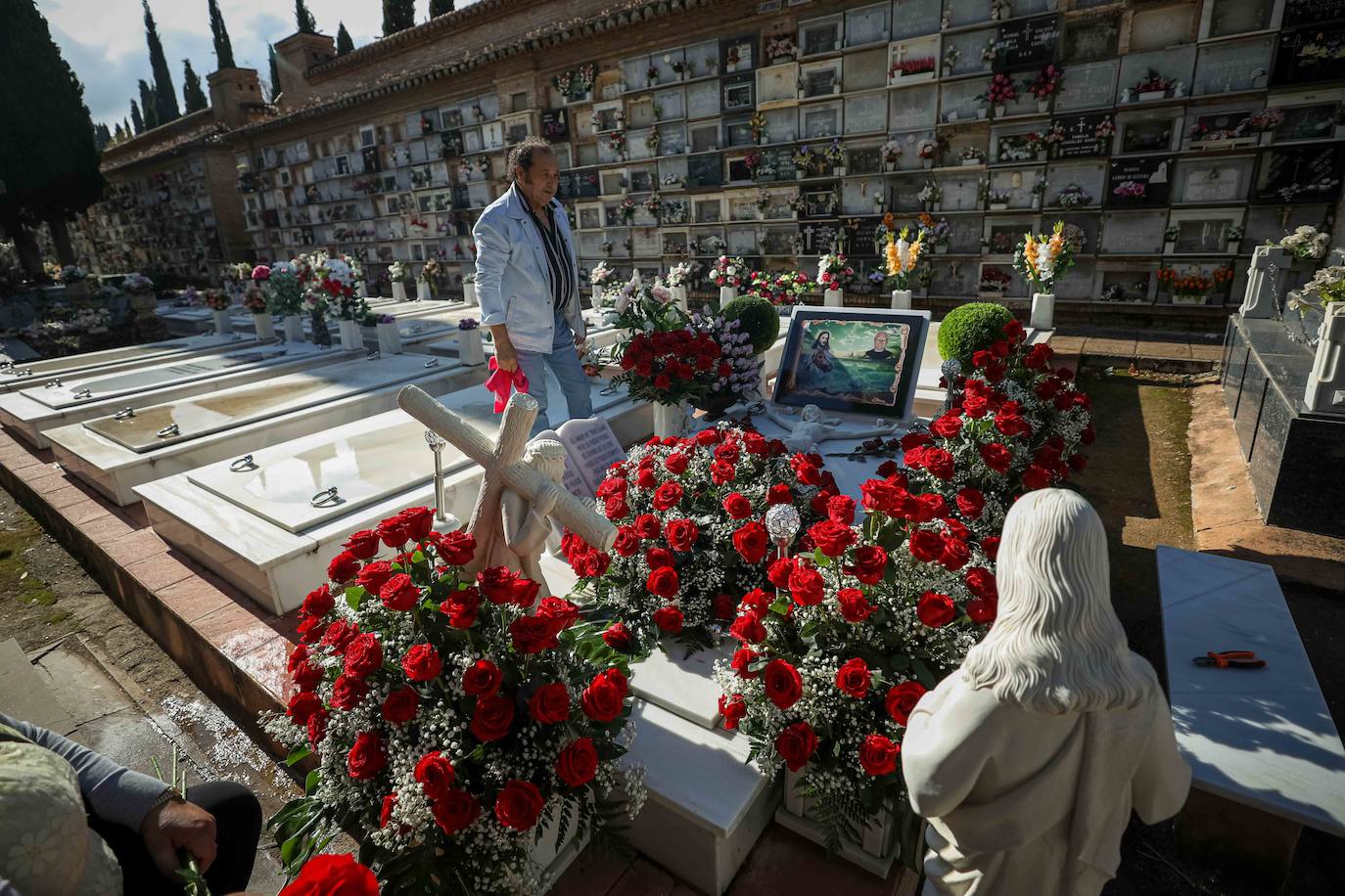 Miles de granadinos han subido hasta el camposanto de la colina de Granada para recordar a sus seres queridos 
