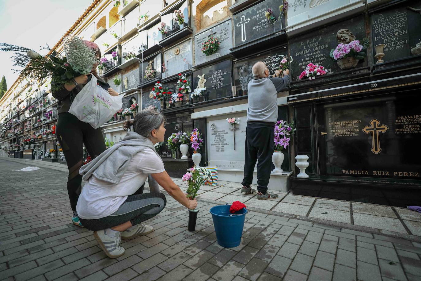 Miles de granadinos han subido hasta el camposanto de la colina de Granada para recordar a sus seres queridos 