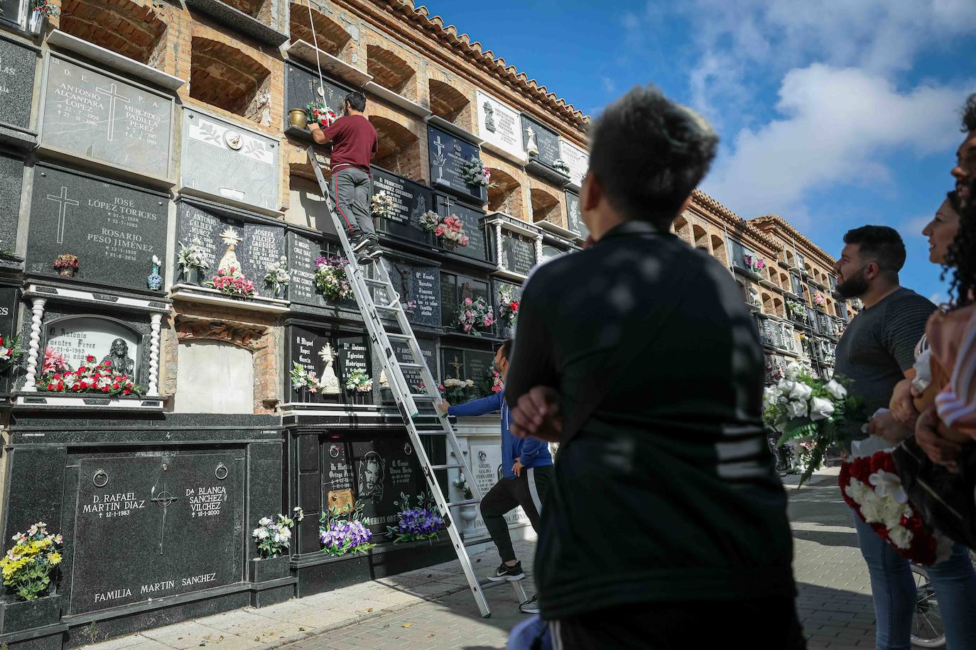 Miles de granadinos han subido hasta el camposanto de la colina de Granada para recordar a sus seres queridos 