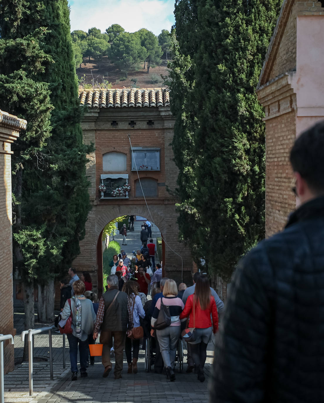Miles de granadinos han subido hasta el camposanto de la colina de Granada para recordar a sus seres queridos 
