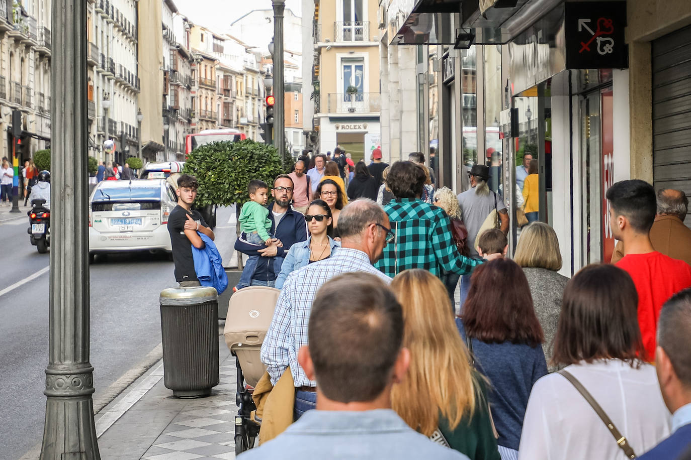 La Alcaicería, a rebosar de gente a lo largo de la jornada de hoy.