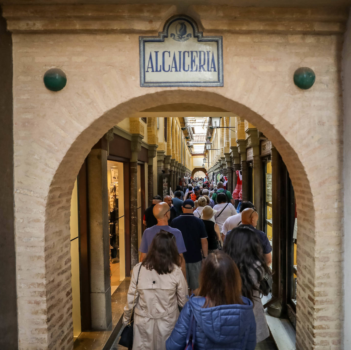 La Alcaicería, a rebosar de gente a lo largo de la jornada de hoy.