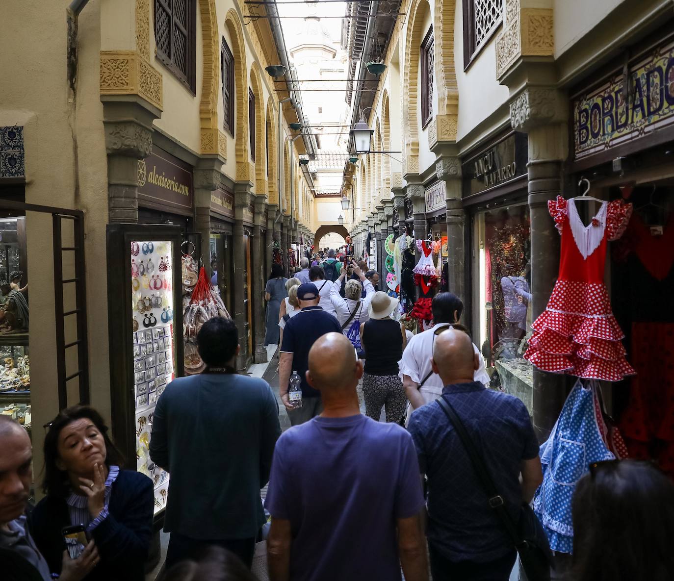 La Alcaicería, a rebosar de gente a lo largo de la jornada de hoy.
