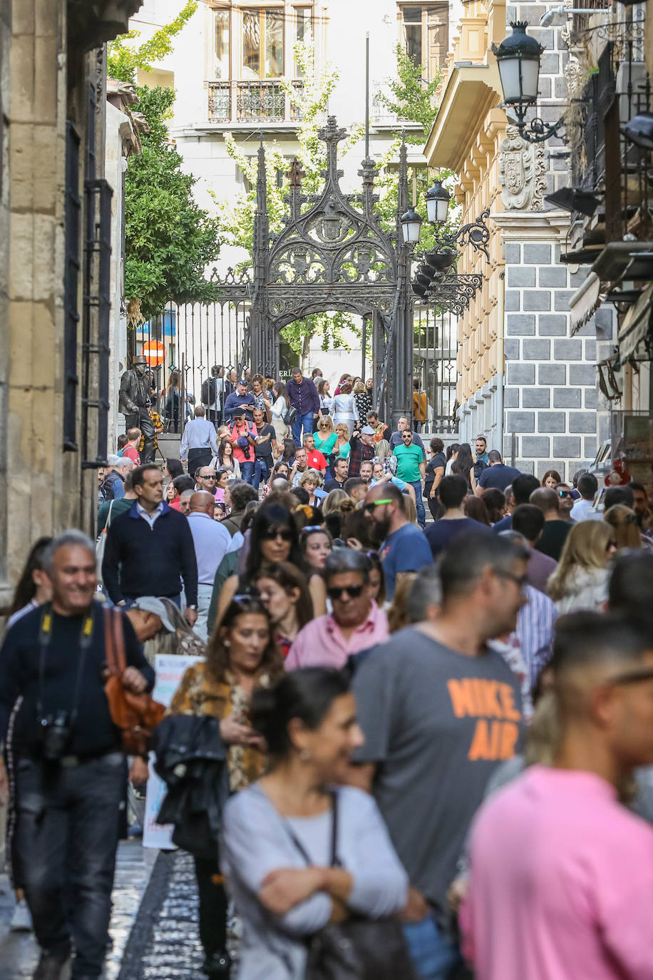 La Alcaicería, a rebosar de gente a lo largo de la jornada de hoy.