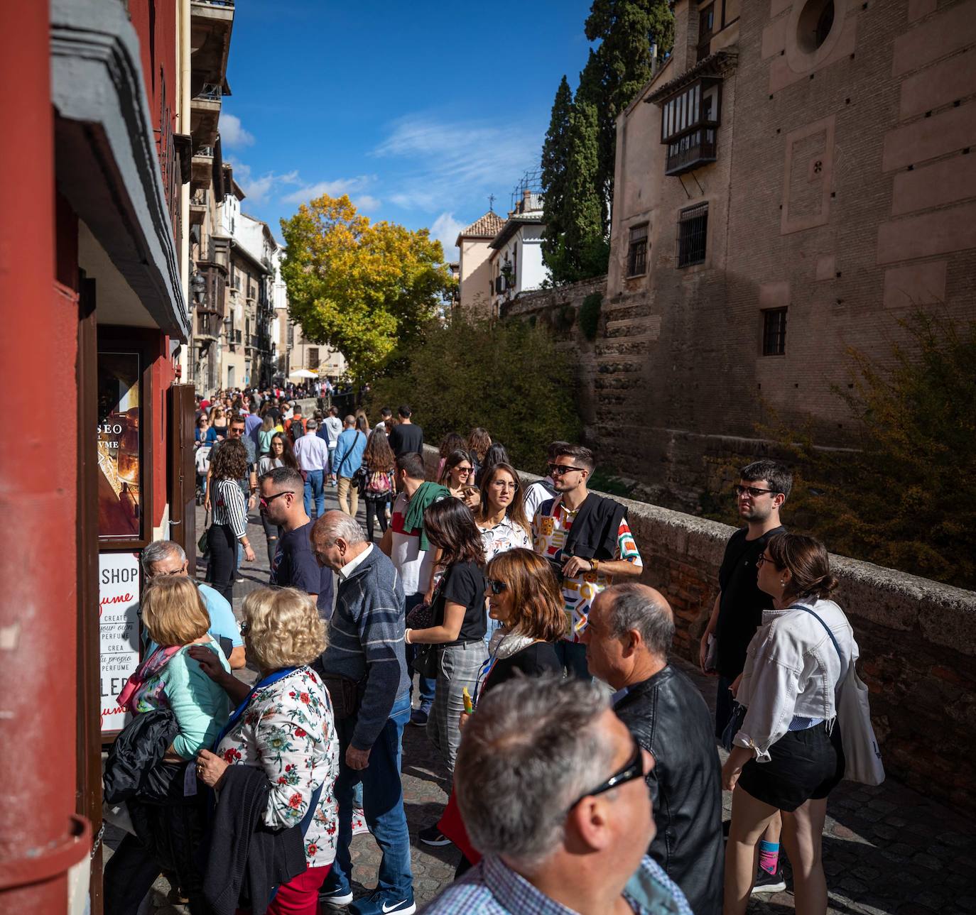 La Alcaicería, a rebosar de gente a lo largo de la jornada de hoy.