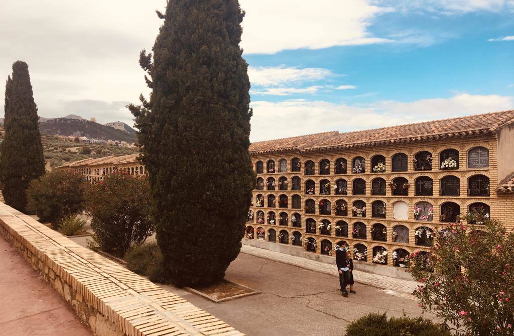 Gran afluencia en los cementerios de la capital, abiertos hasta las siete, en el Día de Todos los Santos 