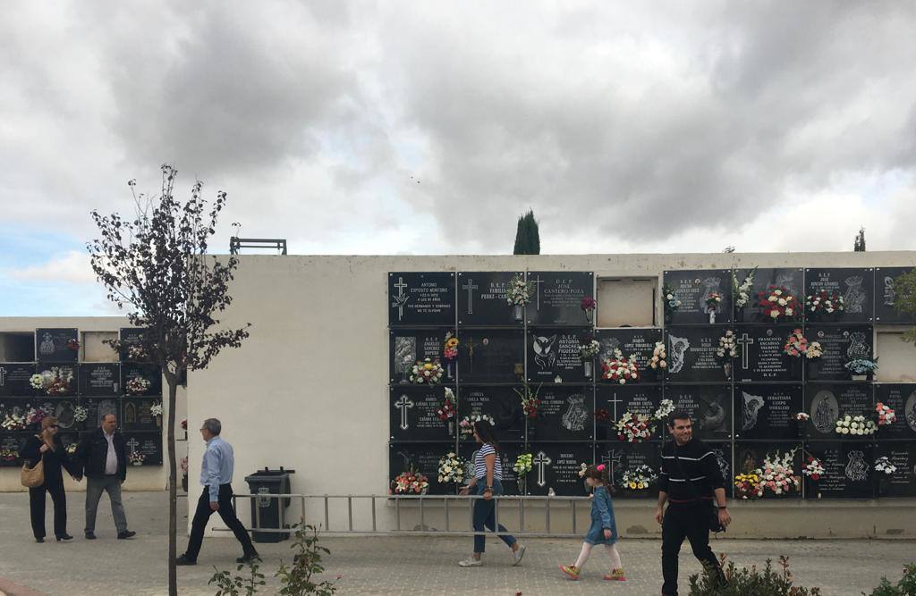 Gran afluencia en los cementerios de la capital, abiertos hasta las siete, en el Día de Todos los Santos 