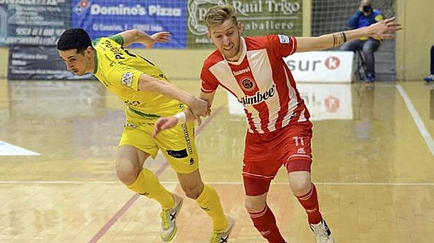 Piqueras, jugador del Jaén Paraíso Interior, disputa el balón con Batería, del Jimbee Cartagena.
