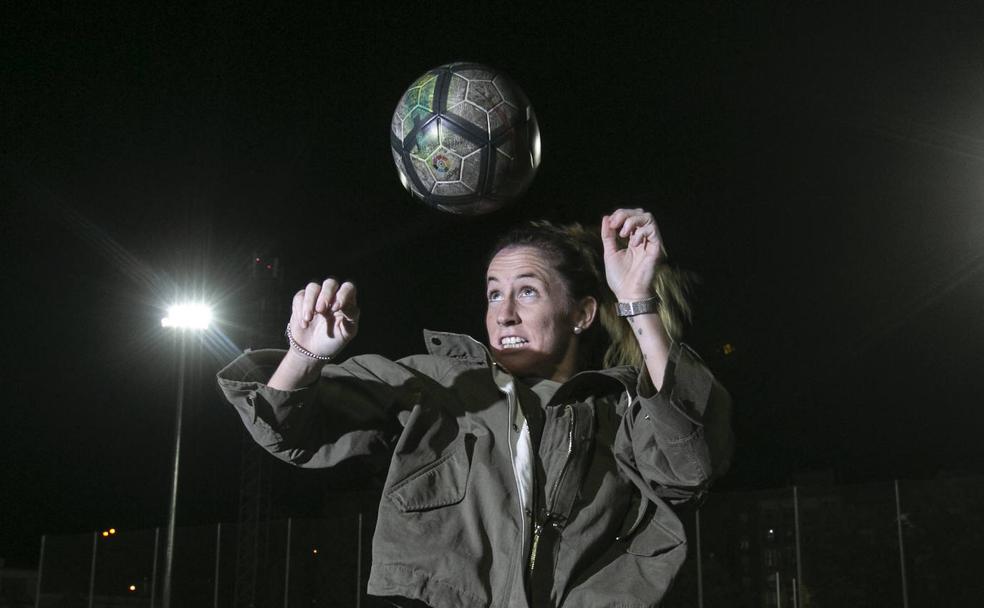 Lauri Requena cabecea una pelota en el estadio de la Juventud, donde entrena habitualmente el equipo granadino. 