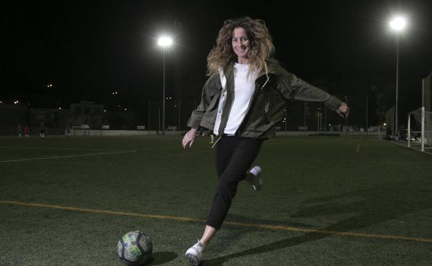 Lauri Requena le pega a la pelota momentos antes de comenzar el entrenamiento en el estadio de la Juventud.