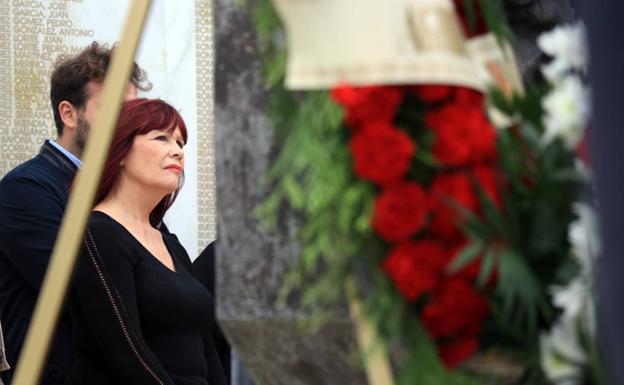 Micaela Navarro, en el cementerio de San Eufrasio. IDEAL