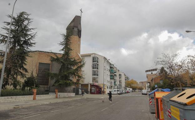 Vista de la plaza principal de la barriada de La Paz, con la parroquia en primer plano.