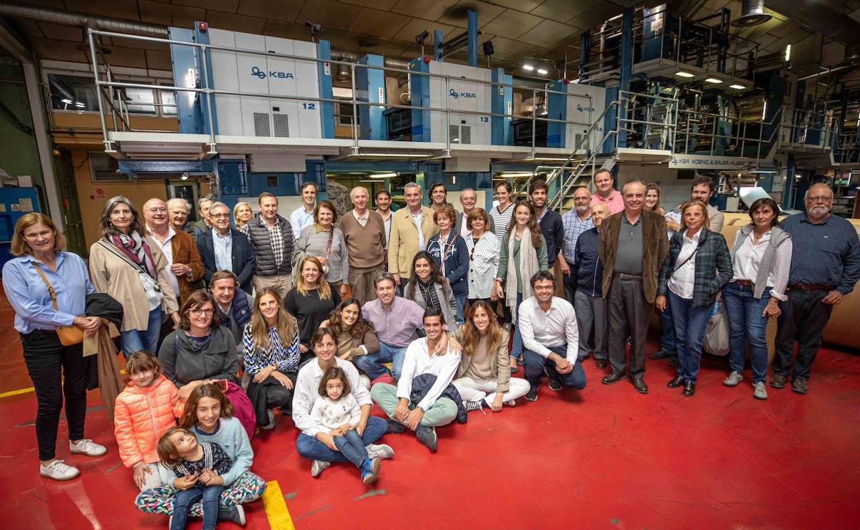 Los descendientes de Pedro Moreno Agrela, este sábado en la rotativa de IDEAL, junto con el director del periódico, Eduardo Peralta. 