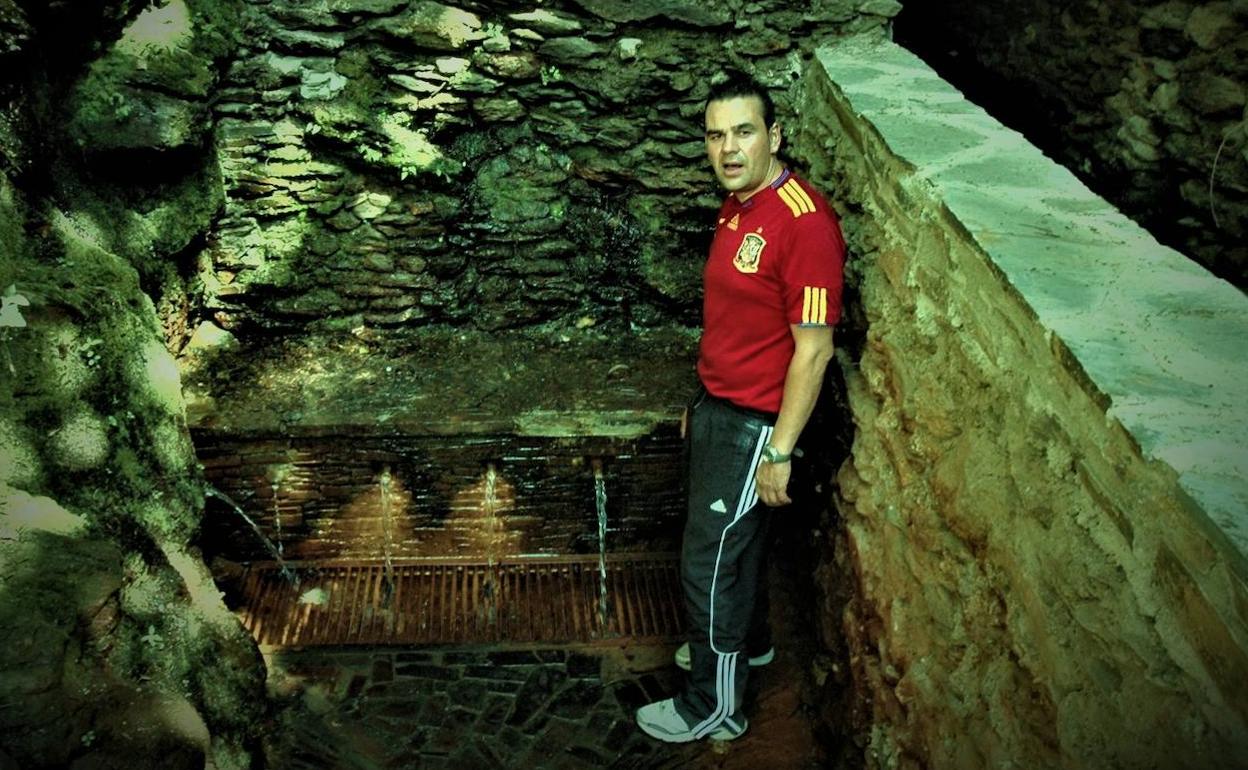 Un turista, en la Fuente Agria de Pórtugos. 